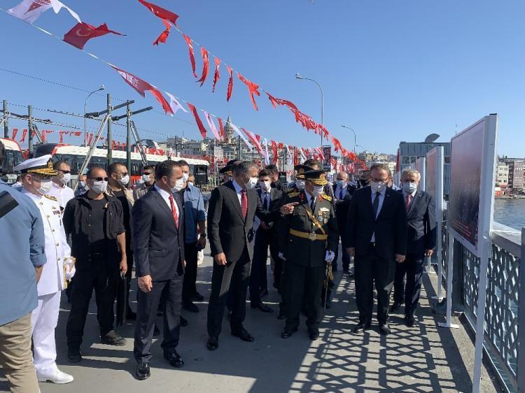 <p>Beyoğlu Belediyesi, 30 Ağustos Zafer Bayramı’nı korona virüs (Covid-19) salgını nedeniyle açık havada düzenlediği fotoğraf sergisi ile kutladı.</p>