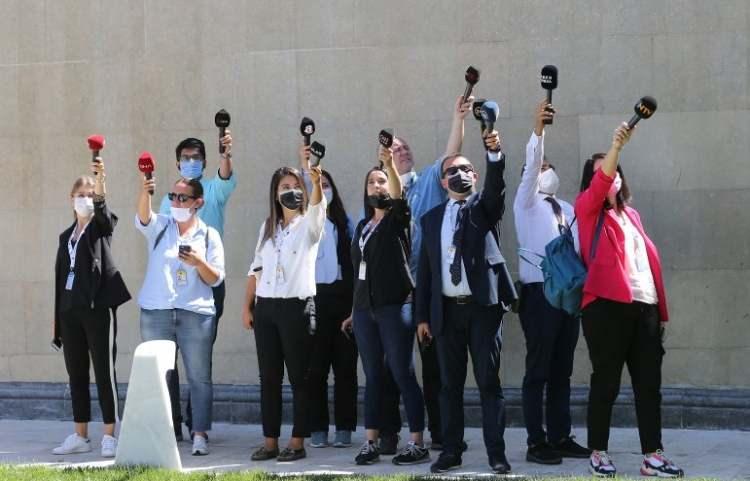 <p>Basın mensupları, camideki cemaate seslenen Erdoğan'ın konuşmasını mikrofonlarını havaya kaldırarak kaydetmeye çalıştı.</p>
