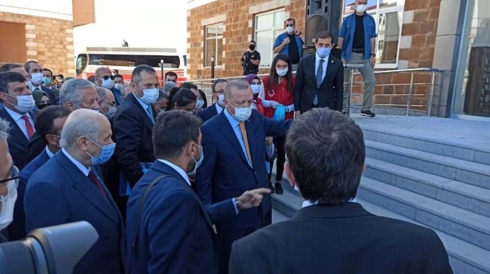 <p>Malazgirt Zaferi’nin 949. yıldönümü kutlamalarına katılmak üzere Bitlis’in Ahlat ilçesine gelen Cumhurbaşkanı Recep Tayyip Erdoğan; eşi Emine Erdoğan, MHP Genel Başkanı Devlet Bahçeli, TBMM Başkanı Mustafa Şentop, Cumhurbaşkanı Yardımcısı Fuat Oktay, Milli Eğitim Bakanı Ziya Selçuk, Gençlik ve Spor Bakanı Mehmet Muharrem Kasapoğlu, Sağlık Bakanı Fahrettin Koca, Kültür ve Turizm Bakanı Mehmet Nuri Ersoy, Cumhurbaşkanı Sözcüsü İbrahim Kalın ile birlikte dualar eşliğinde Ahlat Gençlik Kampı’nın açılışını gerçekleştirdi. </p>
