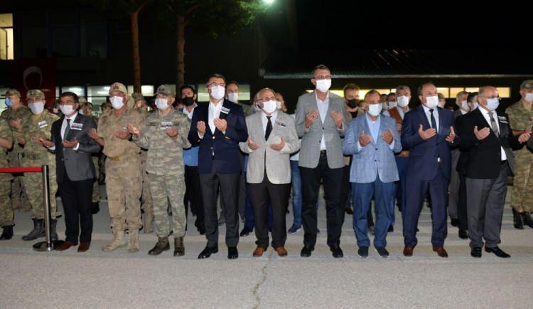 <p>Şehitlerin özgeçmişinin okunmasının ardından İl Müftüsü Şahin Yıldırım dua etti. Tören sonunda Türk Yıldızları uçağına konulan şehit askerlerin naaşları Mersin ve Ordu'ya gönderildi.</p>