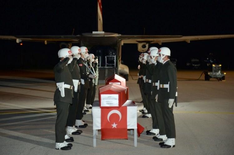 <p>Çatışmada yaralanan 2 asker kaldırıldıkları Dr. Yaşar Eryılmaz Devlet Hastanesi'nde kurtarılamayarak şehit oldu. </p>