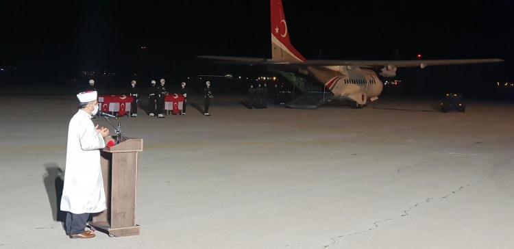 <p> Erzurum Valisi Okay Memiş, 9'uncu Kolordu Komutan vekili Kars 14'üncü Mekanize Piyade Tugay Komutanı Tuğgeneral Özgür Nuhut, Büyükşehir Belediye Başkan Vekili Fevzi Polat'ın yanısıra askeri ve mülki erkanın katıldığı törende şehitler anısina 1 dakikalık saygı duruşunda bulunuldu. </p>