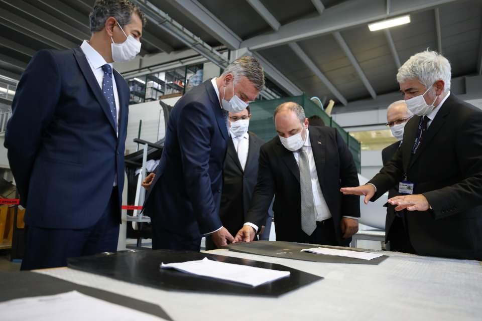 <p>OSB'de faaliyet gösteren Epsilon firmasının yüksek teknolojili üretim kabiliyetine sahip olduğunu belirten Varank, "Kompozit, geleceğin teknolojisi. Çok hafif ama aynı zamanda çok sağlam malzemeleri kompozitten üretebiliyorsunuz." diye konuştu.</p>
<p> </p>