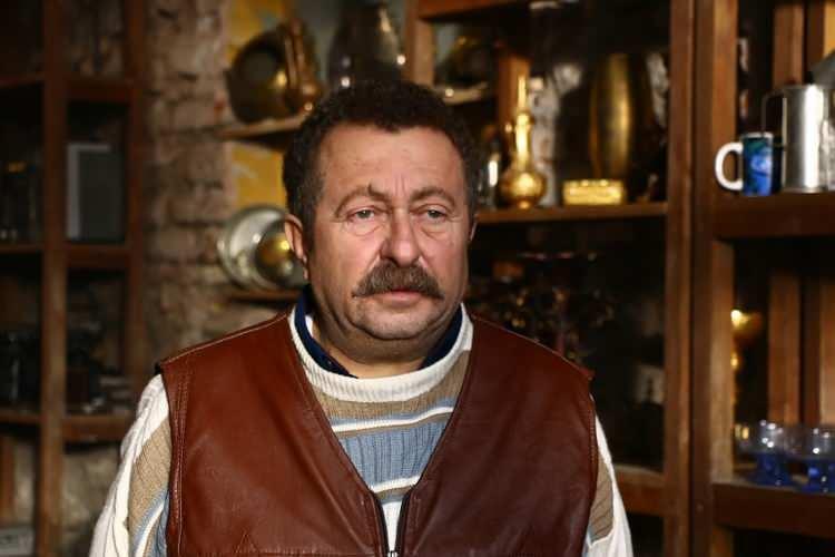 <p>Şimdilerde Tövbeler Olsun dizisinde rol alan Erkan Can, bir arkadaşının tavsiyesiyle tanıştığı Erkan Kolçak Köstendil'i konservatuvar için hazırlayan isimdir.</p>