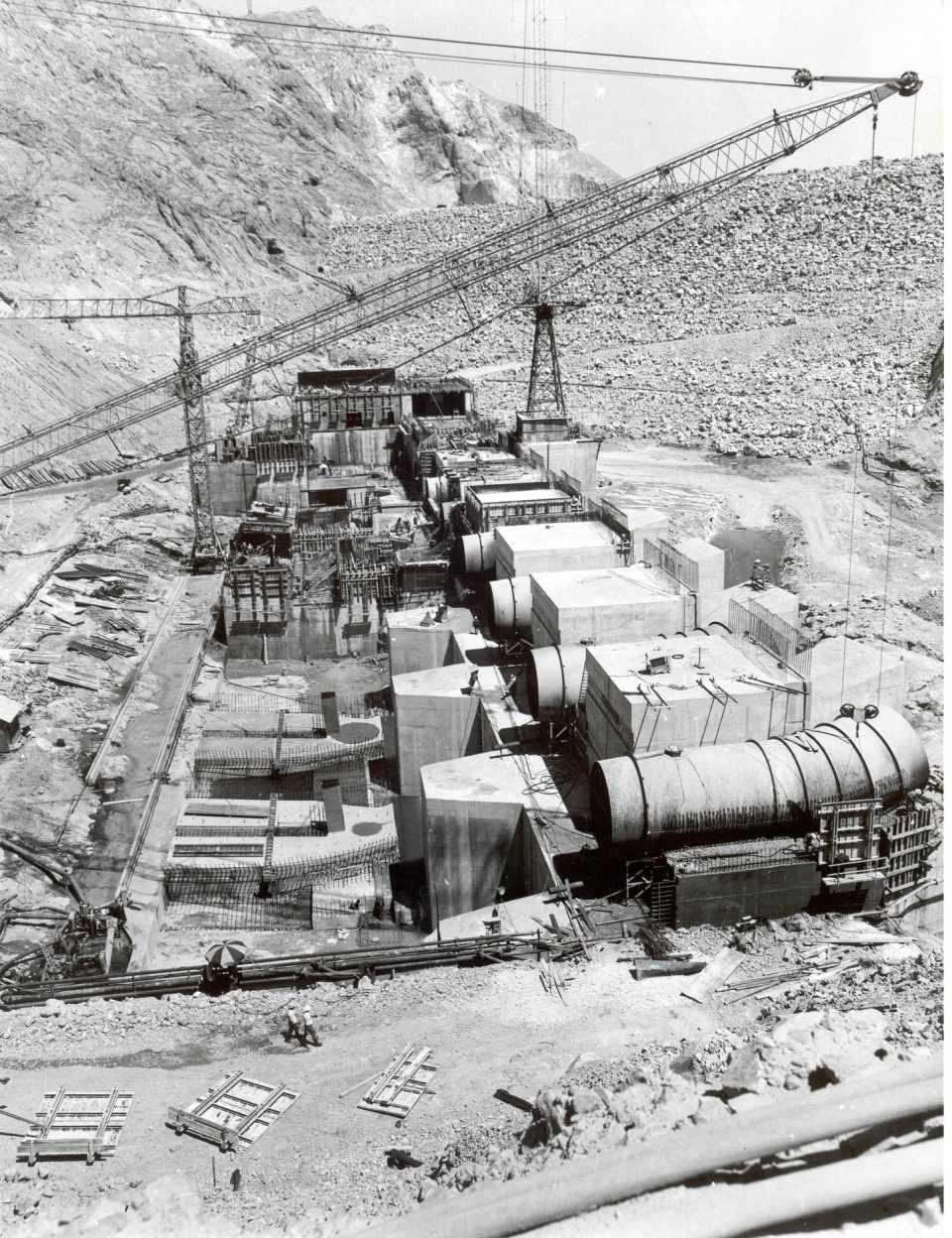<p>Keban Barajı ve Hidroelektrik Santrali (HES), 1974'ten bu yana 46 yıldır kesintisiz sürdürdüğü enerji üretimiyle ekonomiye yılda yaklaşık 27 milyar dolar katkı sağladı. Devlet Su İşleri (DSİ), söz konusu baraj inşaatının 1966-1974 yılları arasında yapım çalışmalarını fotoğraflarla kayıt altına aldı. Fotoğraflarda inşaattaki büyük iş makinelerinin o zaman Elazığ il merkezinde faytonların yanından geçişi, Elazığlıların iş makinelerini ilgiyle izleyişi, yapımı için kurulan beton santrali, sondaj ve patlatma çalışmalarıyla yıkılan eski Fırat Köprüsü de yer alıyor.</p>

<p> </p>
