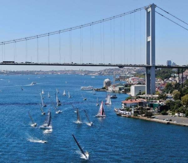 <p> 2 gün sürecek yarışların ilk gününde tekneler İstanbul Boğazı'nda birbirleriyle kıyasıya mücadele ederlerken, rüzgarlar dolan yelkenleriyle görsel şölen oluşturdu.</p>
