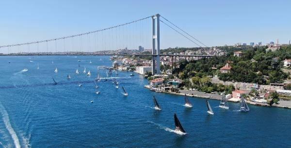 <p> Yarış nedeniyle herhangi bir kazayı önlemek amacıyla İstanbul boğazı Transit gemi geçişine kapaltıldı. </p>