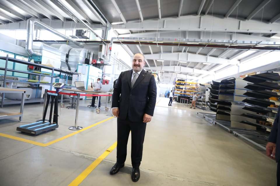 <p><strong>Firma bazı parçaların tek tedarikçisi</strong></p>
<p>Havacılık, uzay ve savunma sanayisinde kompozit parça imalat ve montaj alanında faaliyet gösteren Epsilon Kompozit, Airbus, Bell Helikopter-Amerika, KAI-Kore, Baykar, TAI ve Aselsan'a helikopter, uçak, deniz ve kara araçları kompozit parça ve montaj ürünü sağlıyor.</p>
<p> </p>