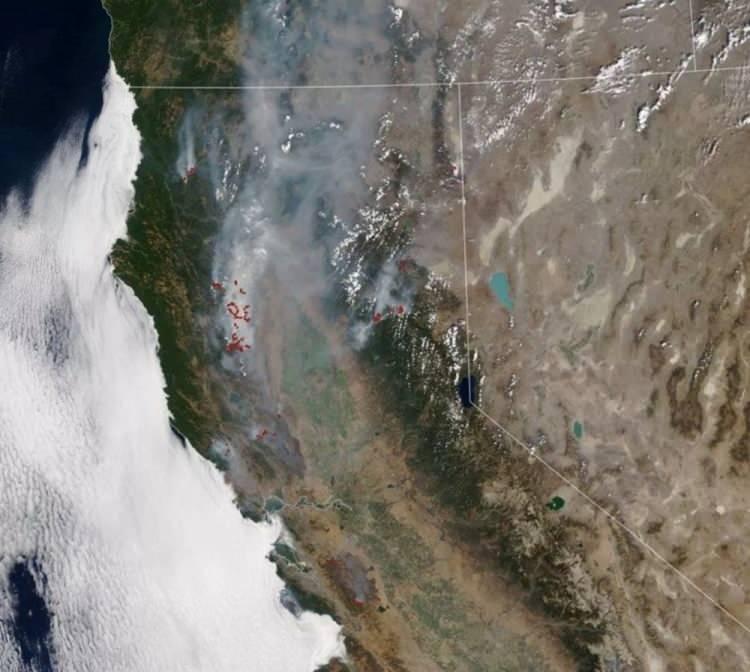 <p>Amerikan Havacılık ve Uzay Dairesi (NASA), ABD'nin California eyaletinde devam eden yangınlara ait uydu görüntülerini paylaştı. </p>

<p>NASA'nın Terra adlı uydusu tarafından 26 Ağustos’ta çekilen görüntüler, eyalette devam eden büyük yangınların oluşturdğu tahribatı gözler önüne serdi. </p>
