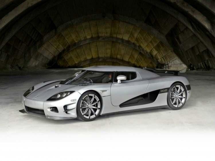 <p>Koenigsegg CCXR Trevita:</p>
<p>4.8 Milyon Dolar</p>