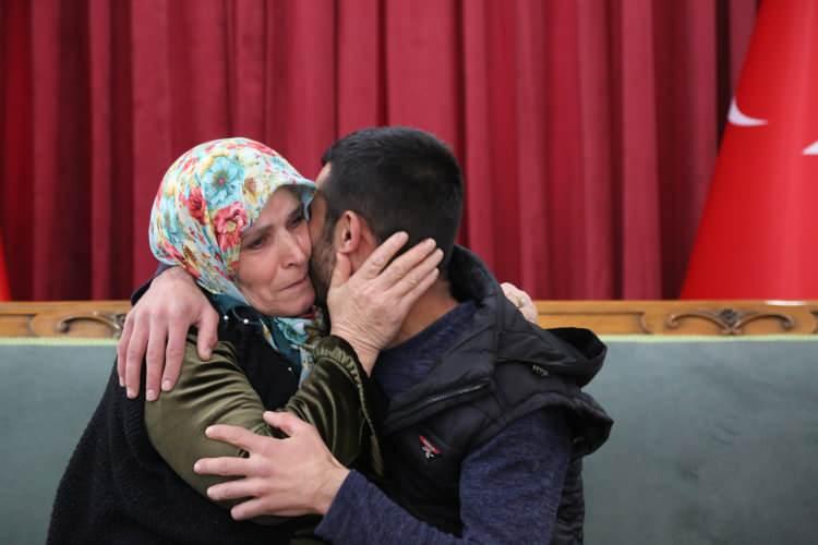 <p>Erzurum'un Karaçoban ilçesinden Diyarbakır'a gelerek oturma eylemi yapan baba Melik ve anne Melek Aslan, 18 Şubat 2020'de güvenlik güçlerine teslim olan oğulları Volkan'a 6 yıllık hasretin ardından kavuştu.</p>

<p> </p>

