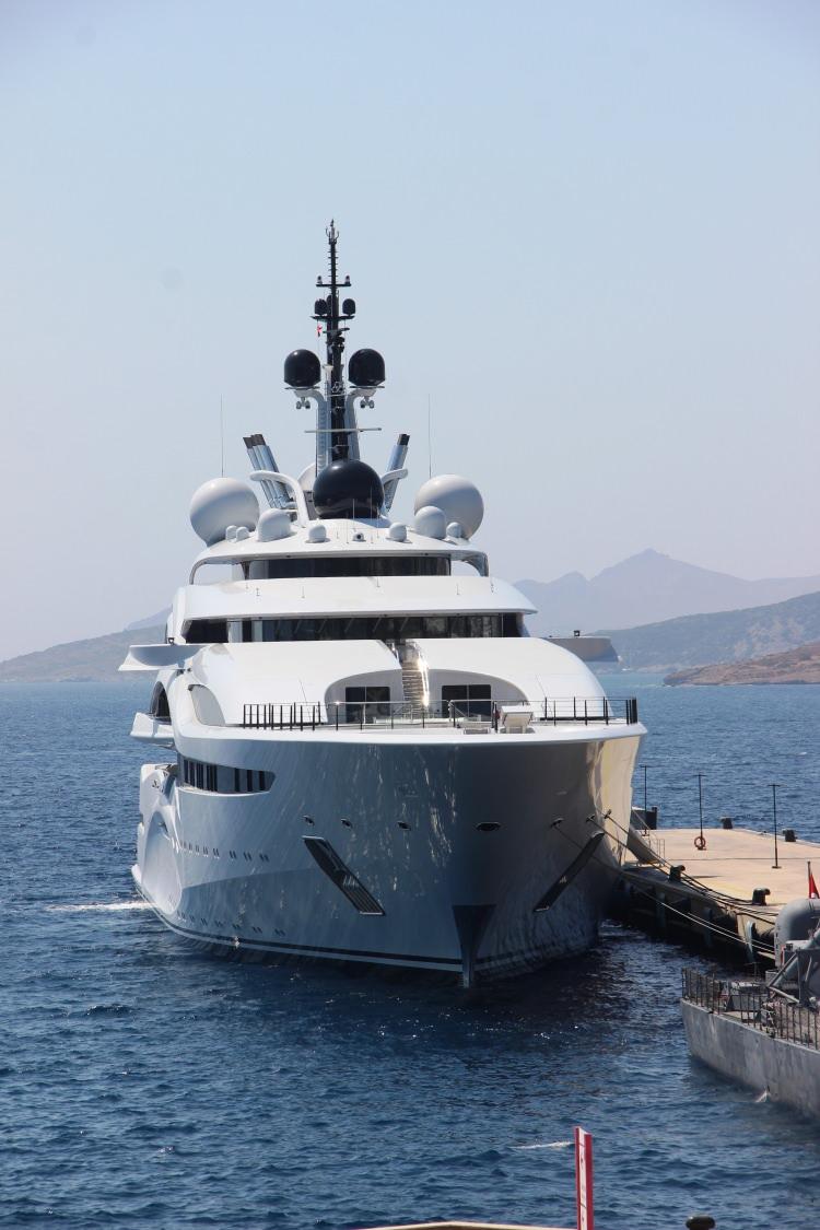 <p>2017 yılında Almanya’nın Bremen kentinde inşa edilen 123 metre boyunda ve 23 metre genişliğindeki Al Lusail adlı yatın değerinin yaklaşık 300 milyon dolar olduğu belirtiliyor.</p>