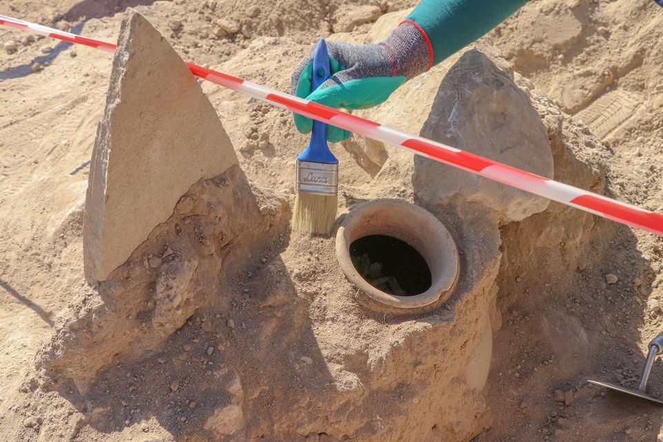 <p>Kültür ve Turizm Bakanlığının izniyle yürütülen çalışmalarda, Urartular'ın sosyal yaşantısı, ölü gömme adetleri ve inançlarına ilişkin her yıl yeni veriler ortaya çıkarılıyor. </p>

<p> </p>
