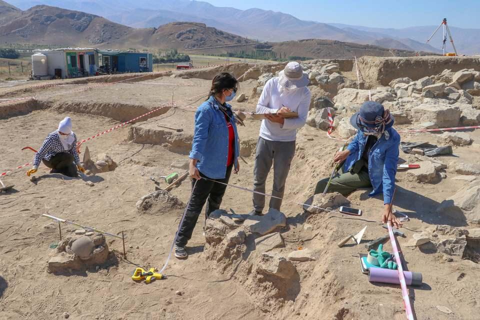 <p>Nekropolün gövde kısmında, tepenin oluşumuna uygun şekilde kaba taşlardan özenle döşenmiş 30 metre uzunluğunda ve 2,5 metre genişliğinde örme taş sırası ortaya çıkarıldı. </p>
