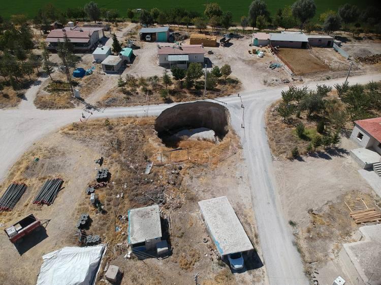 <div>Son olarak Konya Ovası Sulama Projesinde 1. 2. ve 3. kısımlar, Cumhurbaşkanı Recep Tayyip Erdoğan tarafından hizmete açıldı. Projenin bel kemiğini, Göksu Havzası'ndan Akdeniz'e dökülen suların bir kısmını Toroslar üzerinden Konya Ovası'na aktarılması oluşturuyor. Bunun da özellikle bölge çiftçisinin su ihtiyacının karşılanmasına katkı sağlayarak, yer altı su kullanımını azaltacağı belirtiliyor.</div>
<div> </div>