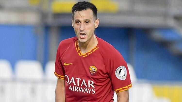 <p>KALINIC TRANSFERİNDE FENERBAHÇE ÖNE ÇIKTI </p>
<p>Fenerbahçe, Atletico Madrid'in Hırvat golcüsü Nikola Kalinic transferinde sona yaklaştı. Beşiktaş'ın uzun bir süredir peşinde koştuğu Kalinic ve kulübüyle noktayı koymak için bugün oyuncunun temsilcileriyle son bir görüşme yapılacak. Fenerbahçe'nin Kalinic'i hangi şartlarda transfer edeceği şimdilik sır gibi saklanıyor. Son olarak Beşiktaş, oyuncuya yıllık 1.8 milyon Euro önermiş ancak bu teklif kabul görmemişti. Kalinic için Atletico Madrid'e yapılan teklifin ise 2 milyon Euro olduğu ifade ediliyor. 32 yaşındaki oyuncunun Fenerbahçe ile 3 yıllık sözleşme imzalayacağı gelen bilgiler arasında. (Sabah)</p>
