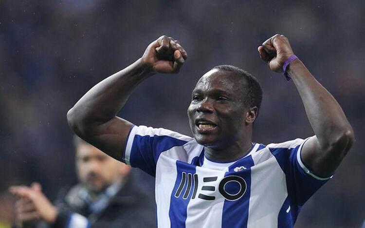 <p>BEŞİKTAŞ'TA TEK ADAY ABOUBAKAR KALDI </p>
<p>Forvet için yoğun mesai harcayan Beşiktaş, şu ana kadar umduğunu bulamadı. Atletico Madrid'in Kalinic'in bonservisinde indirime gitmemesi, aynı zamanda Hırvat golcünün maaşının yüksek olması siyah-beyazlıların elini kolunu bağladı. Kara Kartal'ın gündemindeki diğer iki aday ise Porto'dan Ze Luis ve Vincent Aboubakar... Sergen Yalçın'ın özellikle Ze Luis'de ısrar ettiği öğrenildi. Ancak Portekiz ekibi yapılan kiralama teklifini yanıtsız bıraktı. Bu gelişmenin ardından Beşiktaş'ın elinde sadece eski oyuncusu Aboubakar kaldı.</p>