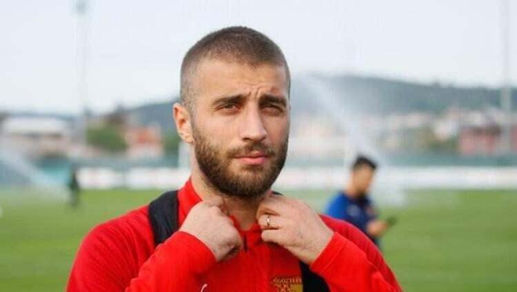 <p>ALPASLAN ÖZTÜRK, TRABZONSPOR'A YAKIN </p>

<p>Trabzonspor, adı Fenerbahçe ile de anılan Göztepe'nin başarılı savunmacısı Alpaslan Öztürk'ün transferi için İzmir ekibi ile masaya oturmaya hazırlanıyor. Yeni sezon öncesi transfer takviyelerini sürdüren bordo-mavililer, Göztepe'nin başarılı savunmacısı Alpaslan Öztürk'ü listeye aldı. Geçtiğimiz sezon İzmir ekibinde başarılı bir performans sergileyen ve ligde çıktığı 24 maçta 7 gol atan 27 yaşındaki oyuncu için Trabzonspor, Göztepe ile masaya oturacak.</p>
