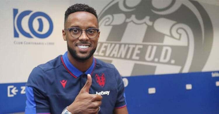 <p>HERNANI İÇİN KİRALAMA SEÇENEĞİ </p>
<p>Transfer çalışmalarını sürdüren Siyah-Beyazlılar, sağ kanat hamlesi konusunda İspanyol ekibi Levante’nin Portekizli oyuncusu Hernani’yi gündemine almıştı. Ancak İspanyol kulübünün tecrübeli isim için son yapılan temaslarda oyuncusunu satmaya daha istekli olduğu kaydedildi. Beşiktaş’ın ise ancak kiralama formülüyle olursa transfere sıcak baktığı konuşuluyor.</p>