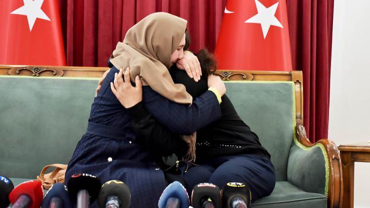 <p>Güvenlik güçlerinin ikna çalışması sonucu 9 Mart'ta teslim olan Haşim Açar, tedavisi için Şanlıurfa Devlet Hastanesine kaldırıldı. Açar, tedavisinin sürdüğü hastanede babasıyla buluştu.</p>
<p> </p>