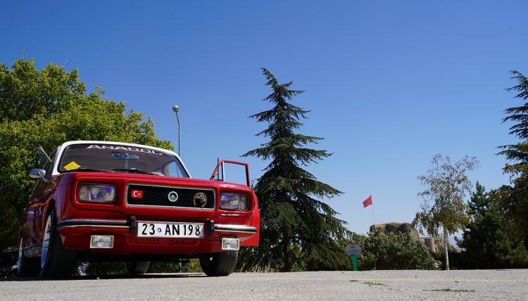 <p>Otomobiliyle her gün ilgilenen ve çocuğu yerine koyan Yağmur’a satması için 50 bin lira teklif edildi ama o bunu kabul etmedi. </p>