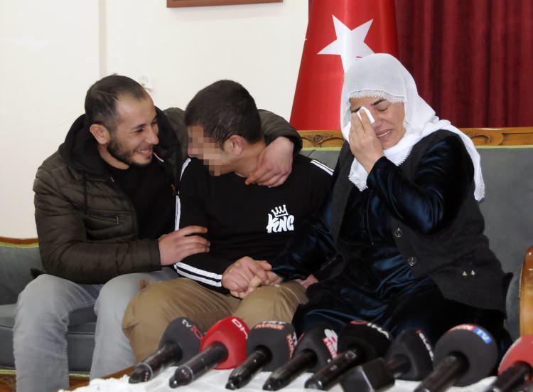 <p>Mardin'in Dargeçit ilçesinden gelerek 6 yıl önce dağa götürülen kızı Halise Alptekin (32) için oturma eylemi yapan Şahize Altınkaynak'a da büyük bir özlemle beklediği müjdeli haber verildi. Altınkaynak yıllardır hasret kaldığı evladı Halise'ye 27 Şubat 2020'de sarılmanın sevincini yaşadı.</p>

<p> </p>
