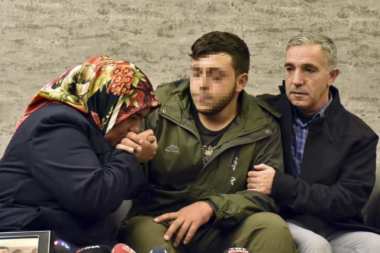 <p>Diyarbakır'da anne Hacire Akar, oğlunun dağa kaçırılmasından sorumlu tuttuğu HDP il binası önünde 22 Ağustos 2019'da oturma eylemi başlattı. Oğlunu teröre kurban vermemek için başlattığı eylemden sonuç alan anne Akar, kararlı mücadelesiyle 24 Ağustos 2019'da evladına kavuştu.</p>

<p> </p>

