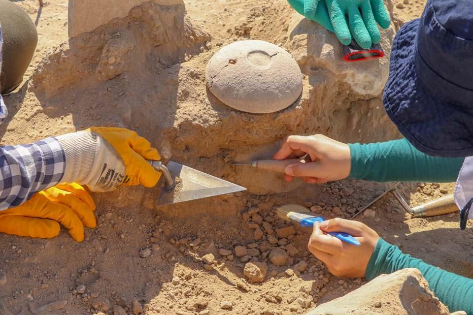 <p>Van'daki Çavuştepe Kalesi'nde üç yıl önce ortaya çıkarılan nekropolde yapılan kazı çalışmaları sırasında, Urartular'da yeni bir ölü gömme geleneği belirlendi.</p>

<p> </p>
