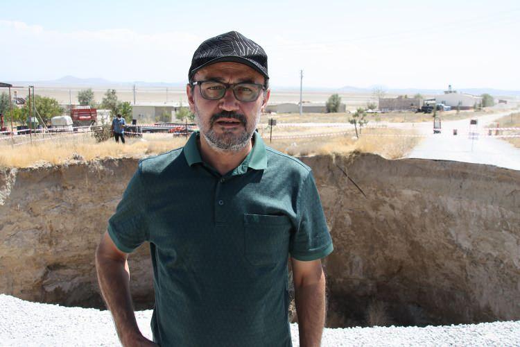 <p><strong>Arık, şunları kaydetti:</strong></p>
<p>"Yer altı suyu hareketlenmesini sağlayan en önemli faktörlerden biri yoğun yer altı suyu kullanımıdır. Konya Kapalı Havzası'nı bir bütün olarak düşündüğümüz zaman, bu havzada 35 bin belgeli, 100 binin üzerinde de belgesiz kuyu var. Her biri su üretiyor ve yer altı suyu da giderek düşüyor. Yer altı suyu seviyesinde 1980-1990'lı yıllarda yarım metre-bir metre düşüm gerçekleşirken, son yıllarda 6-7 metre düşümler kaydedilmektedir. Bu durum yer altı suyunun sonlu bir kaynak olduğunu ve bir gün biteceğini gösteriyor. Havzada yer altı suyunu en çok kullanan kesim tarım kesimi olduğu için bu bölgede hem bilim insanlarının hem tarımla uğraşan kesimin, tarım birliklerinin, ilgili bakanlıkların bir araya gelip tarımsal üretimin sürdürülebilmesi ve suyun daha tasarruflu kullanılması için birtakım çözümler üretmesi gerekiyor."</p>