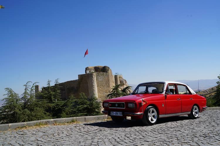 <p>Elazığ’da klasik otomobil tutkusu bulunan bir çocuk babası 60 yaşındaki Ateş Yağmur, 7 yıl önce bir köyde çürümeye terk edilmiş 1974 model Anadol marka otomobili görünce, bin liraya satın aldı.</p>
