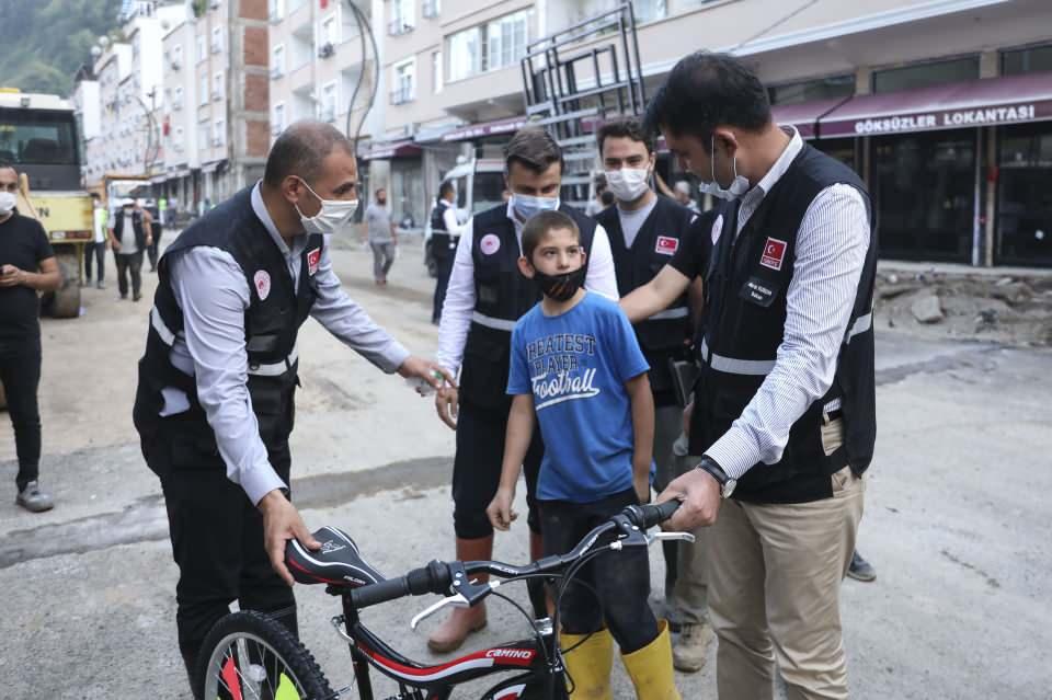 <p>Çevre ve Şehircilik Bakanı Murat Kurum, Dereli ilçesindeki selde bisikleti kaybolan çocuğu yeni bir bisikletle sevindirdi.  </p>

<p> </p>
