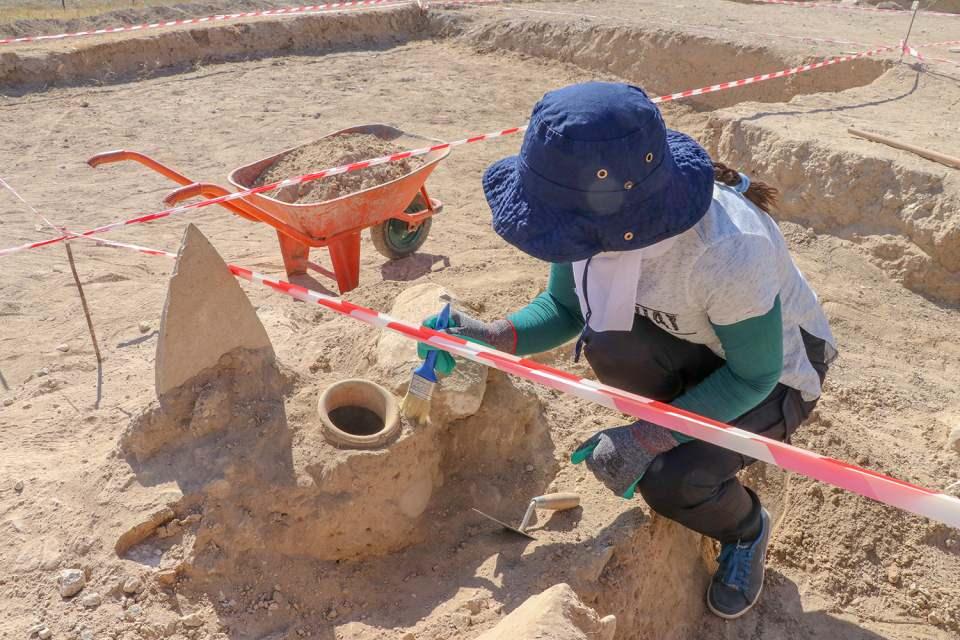 <p>Urartu Kralı II. Sarduri tarafından yaptırılan Çavuştepe Kalesi ve kuzey kısmındaki nekropol alanında yürütülen kazı çalışmaları devam ediyor.</p>

<p> </p>

