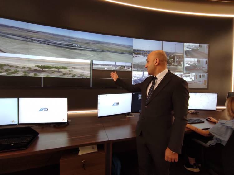 <p><strong>'AKILLI SİSTEM DEVREYE GİRECEK'</strong></p>
<p>Ankara-Niğde Otoyol Trafik ve Yol Güvenliği Müdürü Mustafa Akbaş, otoyol güzergahına yerleştirilen olay algılama kameralarıyla elde edilen görüntülerin anında merkezde ekrana düşeceğini anlatarak, "Otoyolda bir kaza meydana geldiğinde ya da bir araç durduğunda, bir yaya girdiğinde, canlı bir hayvan görüldüğünde 'akıllı' denilen sistem devreye girecek. </p>