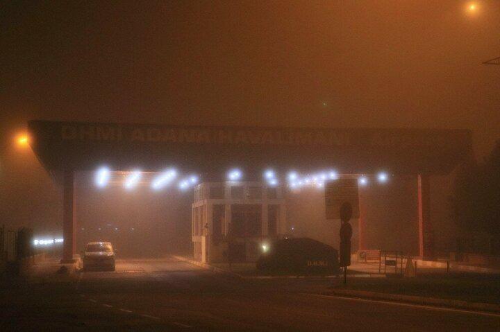 <p>Sürücüler yoğun sis nedeniyle trafikte ilerlemekte güçlük çekerken bazı kişilerde araçlarını yol kenarına çekerek sisin azalmasını bekledi.</p>