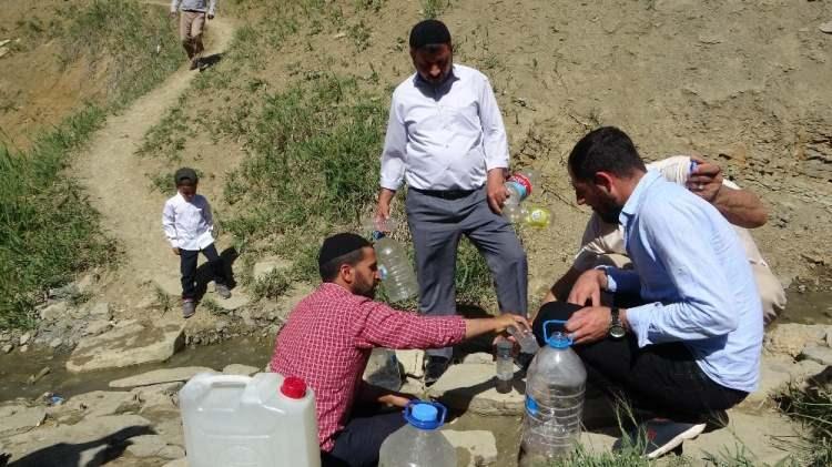 <p><em>'Yüzde 300 oranında nitrat var'<br />
Suyun içilebilir olmadığına dikkat çeken Dölek, "Sudan numune aldığım zaman analiz sonuçları çıkılmadan 'içilmesin' diye söylemiştim. </em></p>
