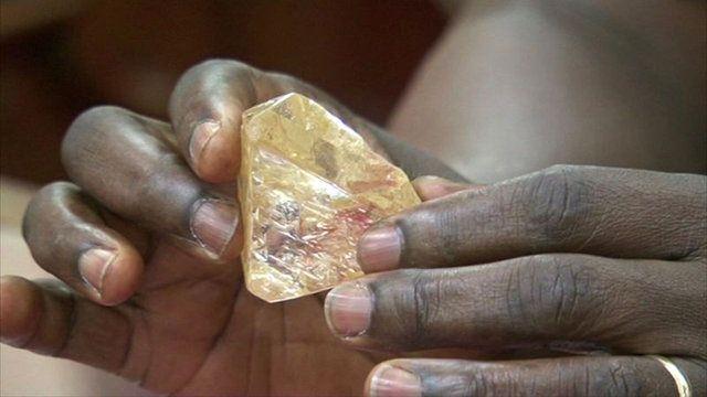 <p>Batı Afrika ülkesi Sierra Leone'nin zengin elmas madenleriyle bilinen Kono ilçesinde bir papaz, değerli taş ararken 706 karatlık bir elmas keşfetti</p>

<p>Dünyanın en büyük 20. elmasının 5 milyon dolar değerinde olduğu tahmin ediliyor.</p>

<p> </p>
