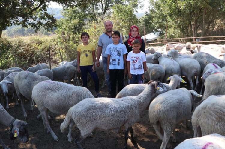 <p>Ailece yapılan görev paylaşımı gereği, okul olmadığı zamanlar oğulları Mustafa, Ramazan ve Eren Çakır da ağılın günlük temizliğini yapıyor.</p>

<p> </p>
