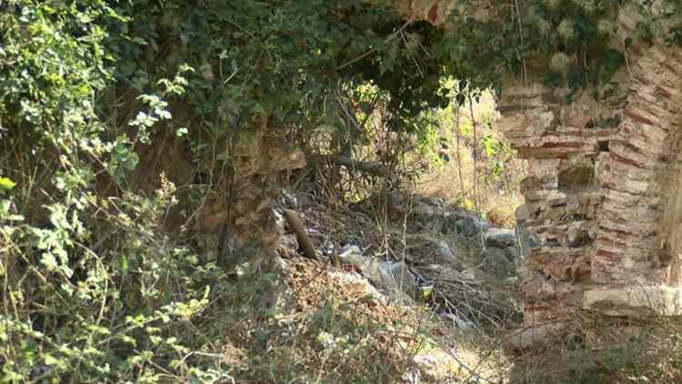 <p>Çok eskiden bu kilisenin önünde öyle güzel mermerler vardı ki araba büyüklüğünde taşlardı. Yazılı sütunlar vardı. Hepsi tek tek kayboldu.</p>
<p> </p>
