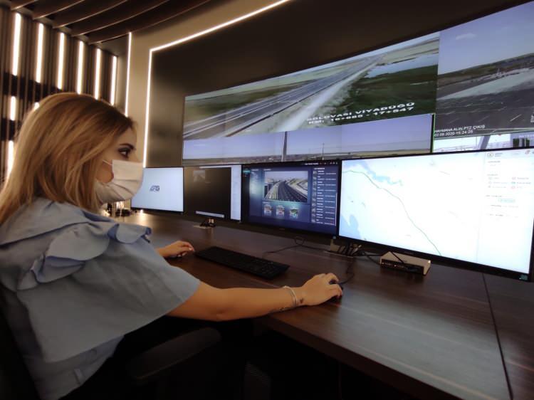 <p>Olayların ana ekrana düşmesinin ardından bizde operasyon başlıyor. Otoyolda bulunan sensörler sayesinde ve olay algılama sistemi sayesinde gelen görüntüler sonucunda kendi trafik devriye ekiplerimiz, otoyol bakım ekiplerimiz harekete geçiyor. Arkasından olay ve duruma göre trafik polisleri, jandarma, 112 ve itfaiye gibi kurumlarla koordinasyon sağlıyoruz" dedi.</p>