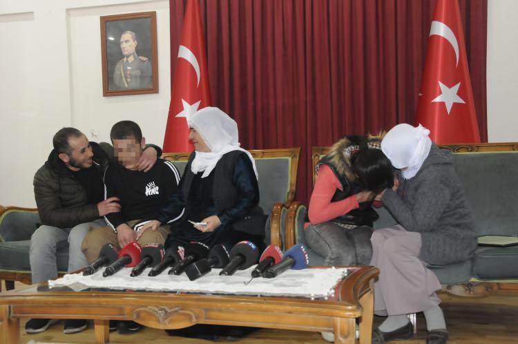 <p>Oturma eylemini kararlılıkla sürdüren anne Muteber Birlik, hasret kaldığı oğluna 25 Şubat 2020'de kavuştu. Terör örgütü PKK'dan kaçıp güvenlik güçlerine teslim olan Veysi ile annesinin buluşmasında, duygulu anlar yaşandı.</p>
<p> </p>