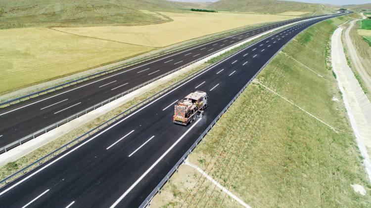<p>Projemiz ticari faaliyetlerde ciddi katkı sağlayacak. Tuz gölü, Kapadokya ve Ürgüp bölgesine ulaşım sağlanacak. Bu şekilde ekonomik ve sosyal hayata katkı sağlayacak" dedi. </p>
