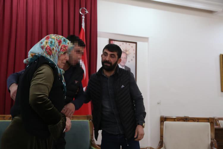 <p>Diyarbakır'ın merkez Kayapınar ilçesinden gelerek eyleme katılan anne Gevriye Ayhan güvenlik güçlerine teslim olan kızı Pelda ile 16 Şubat 2020'de 5 yıllık hasretin ardından kavuşmanın sevincini yaşadı.</p>
<p> </p>