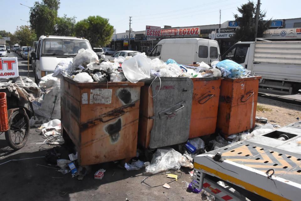 <p>İzmir'in Çiğli ilçesindeki Ata Sanayi Sitesi esnafı, belediye ekiplerinin son birkaç gündür çöpleri toplamadığını söyleyerek belediyeye tepki gösterdi. </p>
