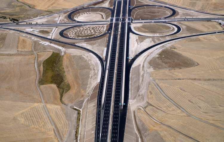 <p><strong>'113 KİLOMETRELİK BÖLÜMÜ YILIN SON ÇEYREĞİNDE AÇILACAK'</strong></p>
<p>Ankara-Niğde Otoyol Trafik ve Yol Güvenliği Müdürü Akbaş, otoyolun sözleşmeye göre 2021 Haziran ayında tamamlanacağını; ancak projeyi söz verilen tarihten neredeyse 1 yıl önce hizmete açmış olacaklarını, projenin kalan 113 kilometrelik Acıkuyu Kavşağı-Alayhan Kavşağı arası 2’nci kesimini de yılın son çeyreğinde açarak otoyolun tamamını hizmete sunmuş olacaklarını kaydetti. </p>