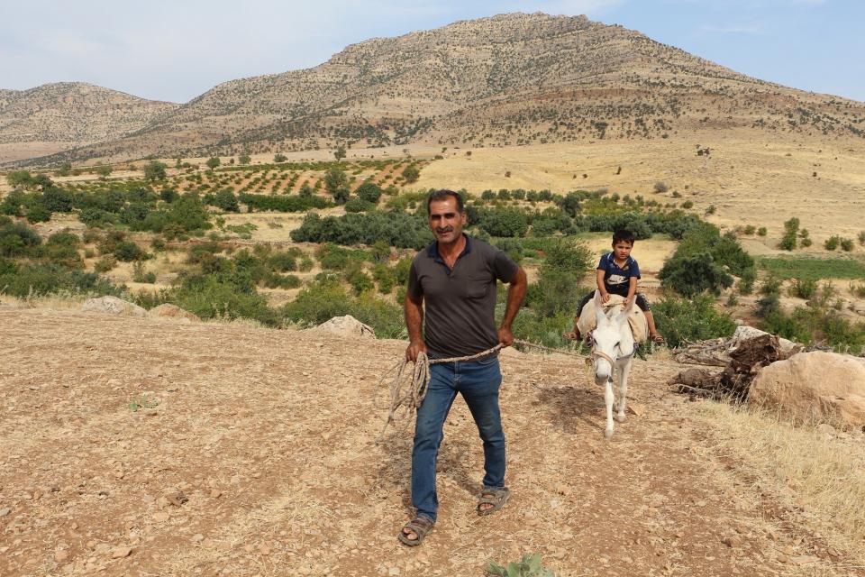 <p> Bazen iş yok ama olduğu zaman bir eşeğe ihtiyacım oluyordu. Ben de bir eşek satın aldım. 700 liraya anlaşıp, 7 taksit halinde ödeme yapacaktım. İlk iki taksitini ödedim. Çobanlık yaptığım zaman yemeğimi ve suyumu eşeğin semerine koyuyorum. </p>