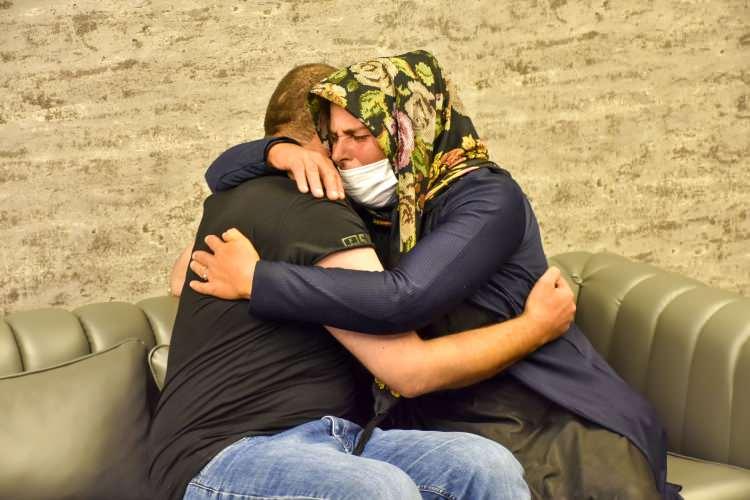<p>İl Emniyet Müdürlüğü Terörle Mücadele şubesinde anne Sever Fidan, Mardin'de güvenlik güçlerine teslim olan, büyük özlem duyduğu oğlu Tayfur Fidan'a sarıldı. Duygusal anların yaşandığı buluşmada, anne Fidan 17 yaşındayken kaçırılan oğlu Tayfur'u yeniden kavuşmanın sevincini yaşadı.</p>
<p> </p>