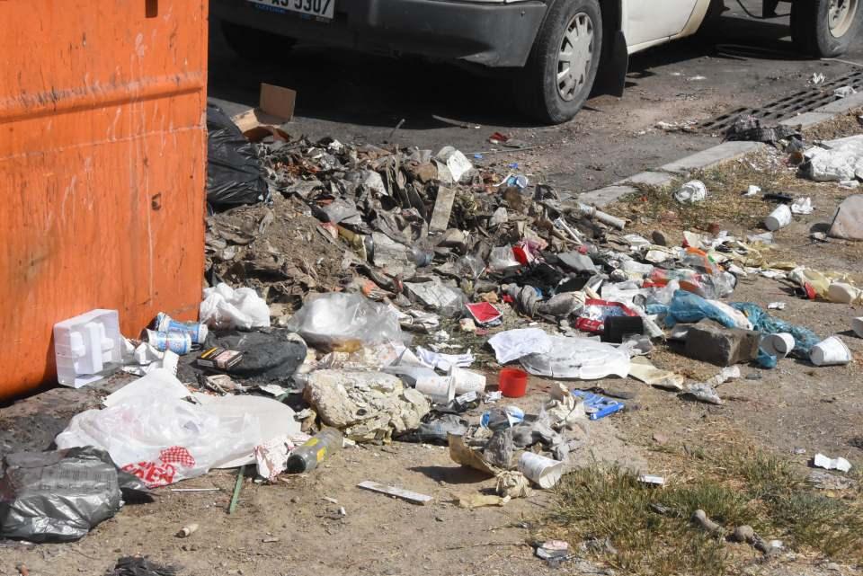<p>Ata Sanayi Sitesi'nde bulunan çöp kutularındaki atıklar taşarak, yol kenarlarında kirliliğe sebep oldu. Kutu, ambalaj, şişe gibi birçok katı atığın bulunduğu çöpler, kötü koku oluşturdu. </p>

<p> </p>
