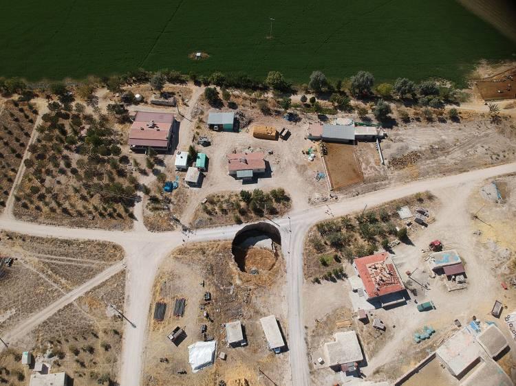 <div><strong>Konya Ovası Sulama Projesi yer altı suyu kullanımını azaltacak.</strong></div>
<div> </div>
<div>Öte yandan obruk oluşumlarının önüne geçilebilmesi için de yer altı sularının tasarruflu kullanılmasına yönelik çeşitli projeler hayata geçiriliyor.</div>