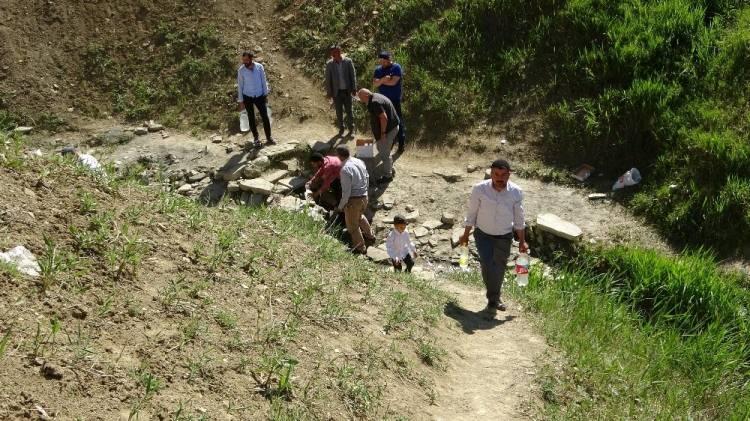 <p>'Şifa arayanlar hala geliyor'</p>
<p> </p>
<p>Ancak tüm uyarılara rağmen vatandaşlar sudan içmeye devam ediyor. Gümüşali köyüne Adıyaman'dan böbrek hastası yakınını getiren Ekrem Gürler, "Suyun böbrek taşına iyi geldiğini hepimiz duyuyoruz.</p>