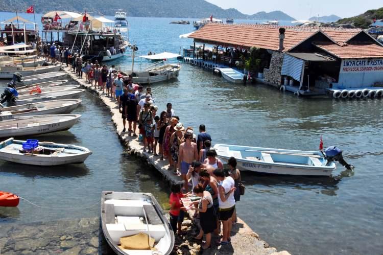 <p>Yukarı tırmanırken Kaleköy'ün üretken kadınları el işi yazmaları, doğal ürünleri satmak için çaba harcıyor. Kaleköy'e özgü keçi sütünden yapılan dondurma da satılıyor. Kaleköy'deki denizin içindeki Likya lahdi, Türkiye'nin turizmdeki tanıtım objesi olarak binlerce yıla tanıklık ediyor. Kalenin etrafındaki yüzlerce Likya lahdi de dimdik ayakta duruyor.</p>
